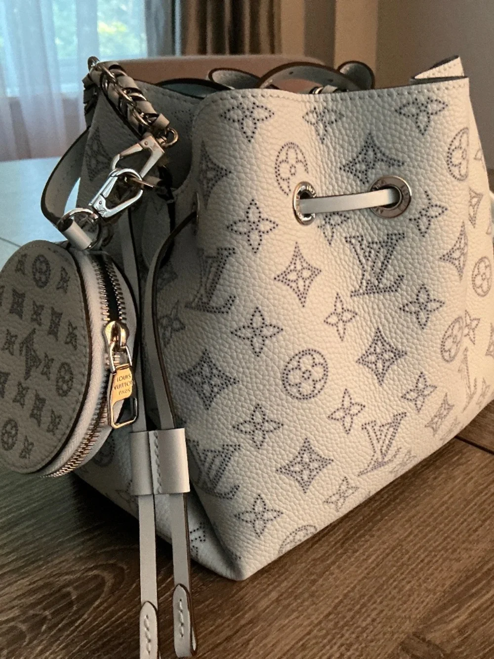 Beautiful new never used, light blue LV leather bag - Picture 4 of 5